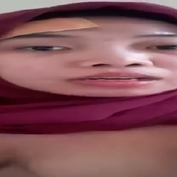 Jilbab Merah Nakal Pamer Buah Dada