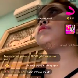 Alvii Kebelet Omek sedang Bersama Temannya