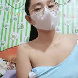 Anggun Cantik Berkacamata Live Baju Melorot