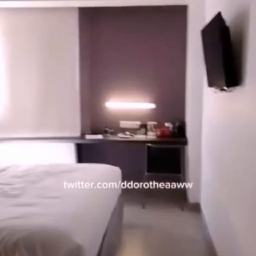 Selena Ketagihan Chek-in Di Hotel