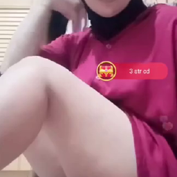 Yuyu Cewek Jilbab Duduk Pamer Paha Mulus
