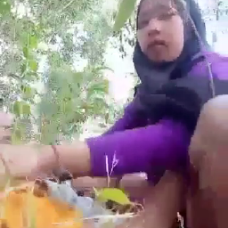 Abg Jilbab Pacaran Ngentot Di Semak-Semak