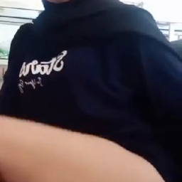 Cewek Jilbab Semok Ngangkang Sambil Jaga Toko